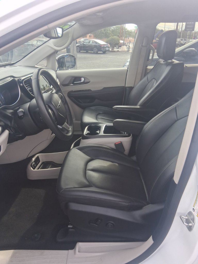 Used 2024 Chrysler Pacifica Touring-L FWD image 11