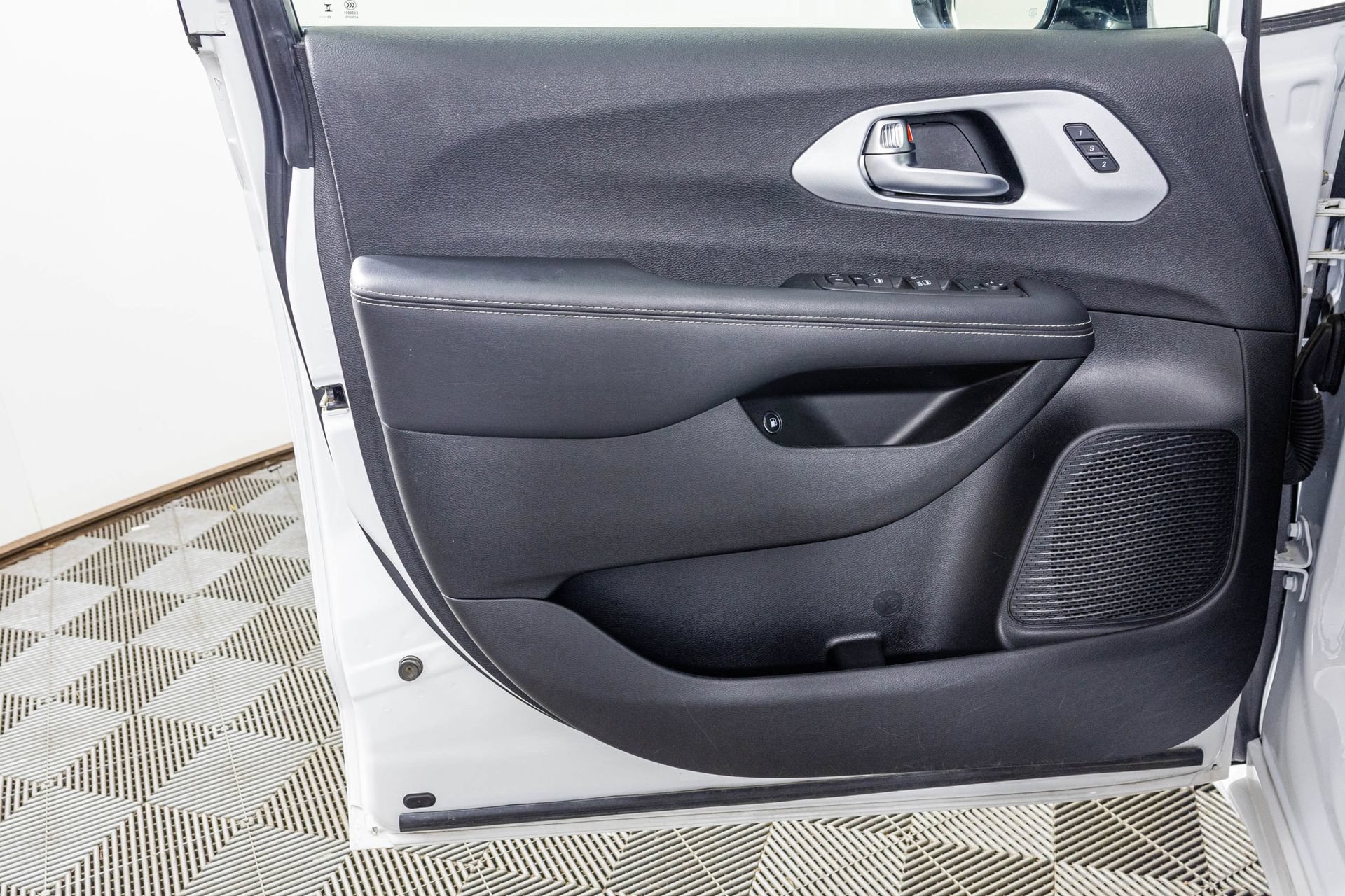 Used 2024 Chrysler Pacifica Limited FWD image 37