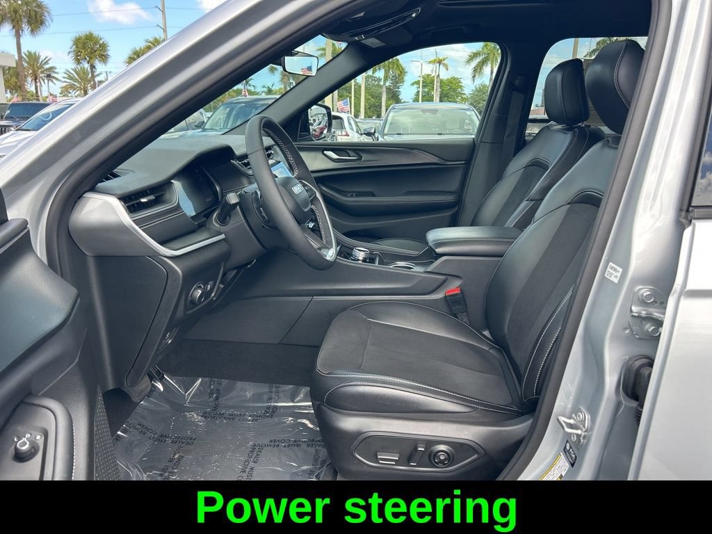 Used 2025 Jeep Grand Cherokee L Altitude RWD image 11
