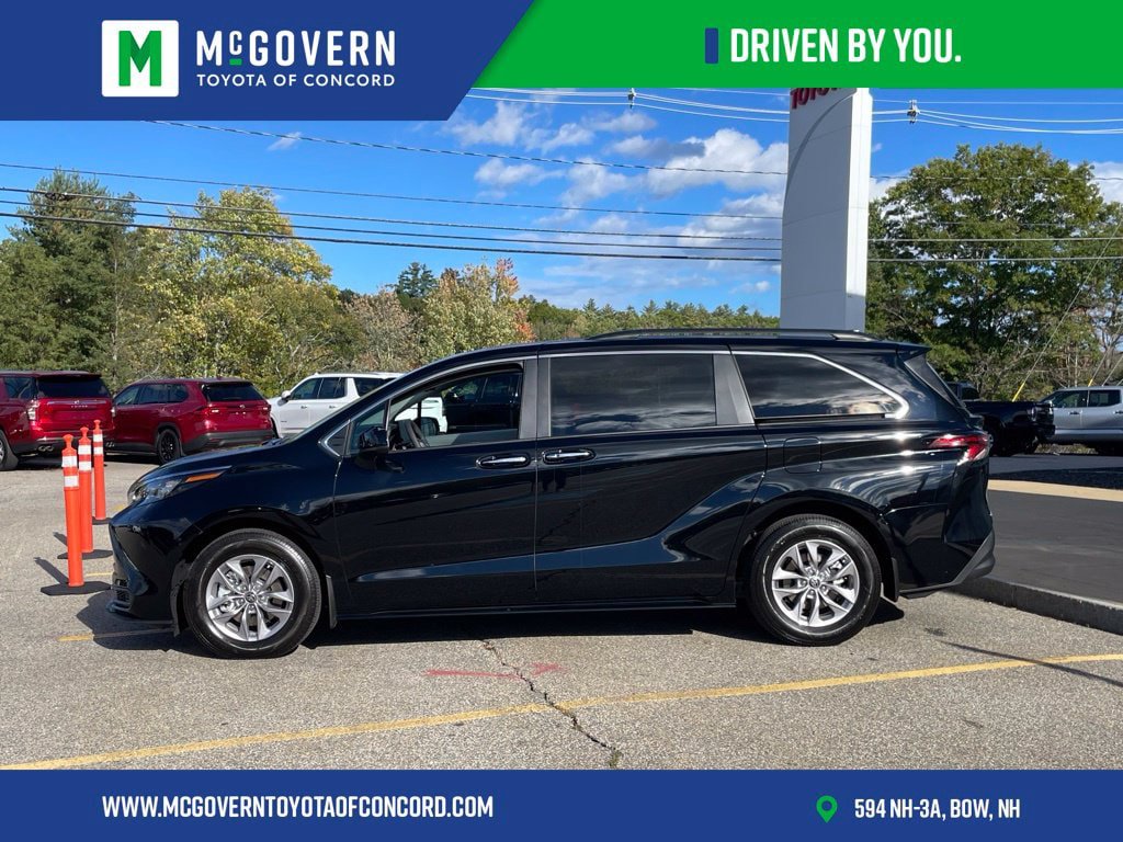 Used 2026 Toyota Sienna XLE FWD image 2