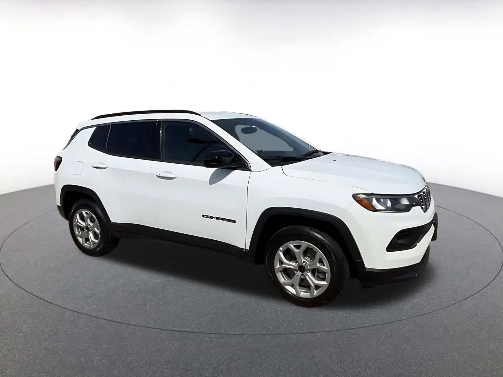 Used 2025 Jeep Compass Latitude AWD/4WD image 2