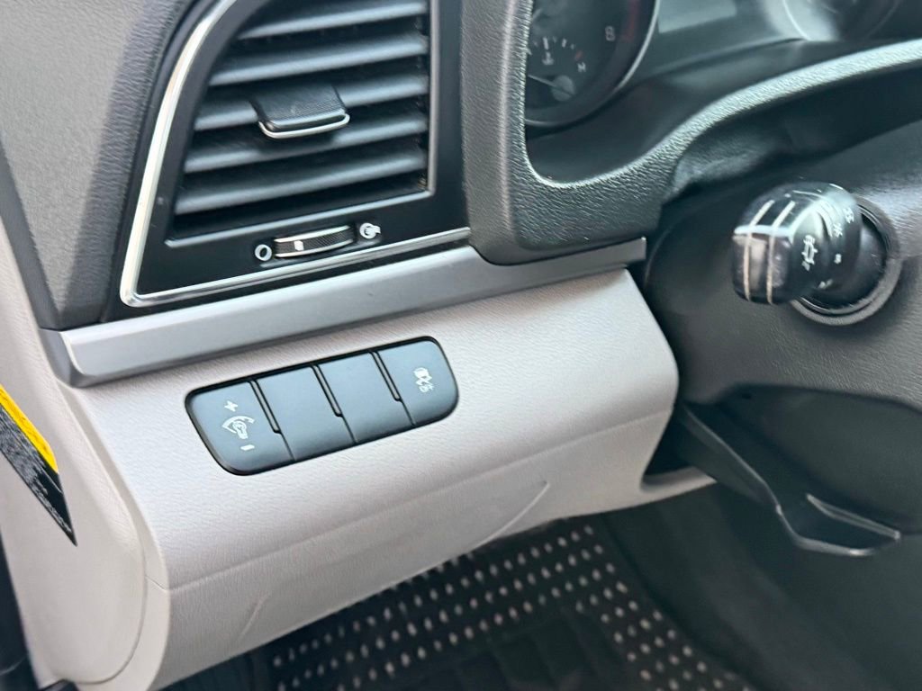 Used 2017 Hyundai Elantra SE image 17