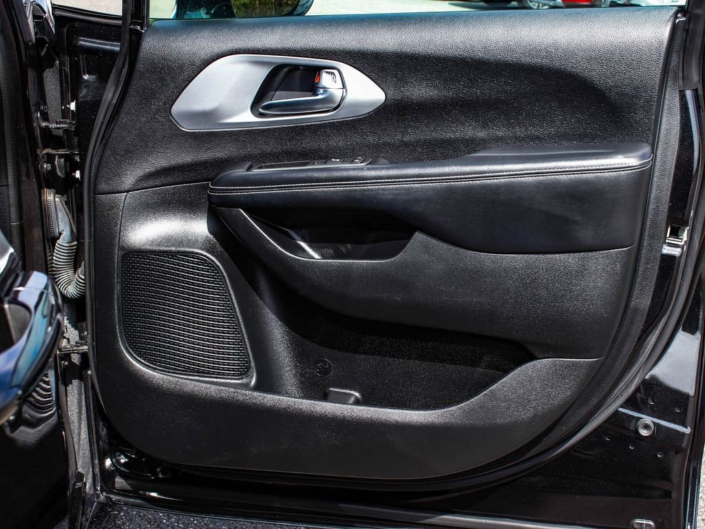 Used 2022 Chrysler Pacifica Touring-L w/ Uconnect Theater Family Group image 11