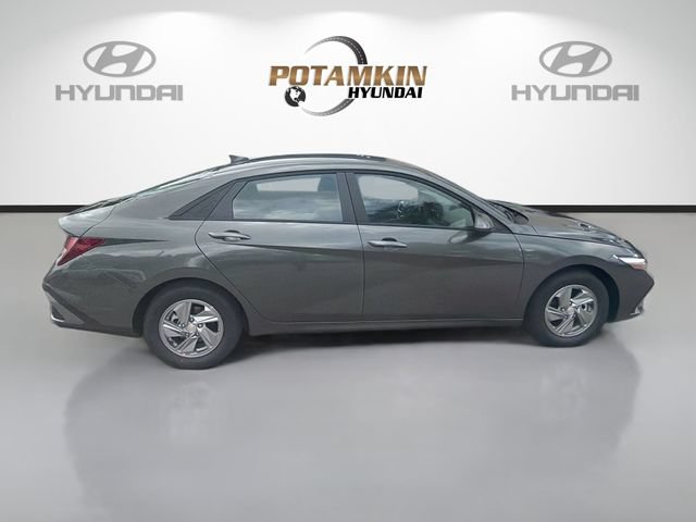 New 2026 Hyundai Elantra SE FWD image 4