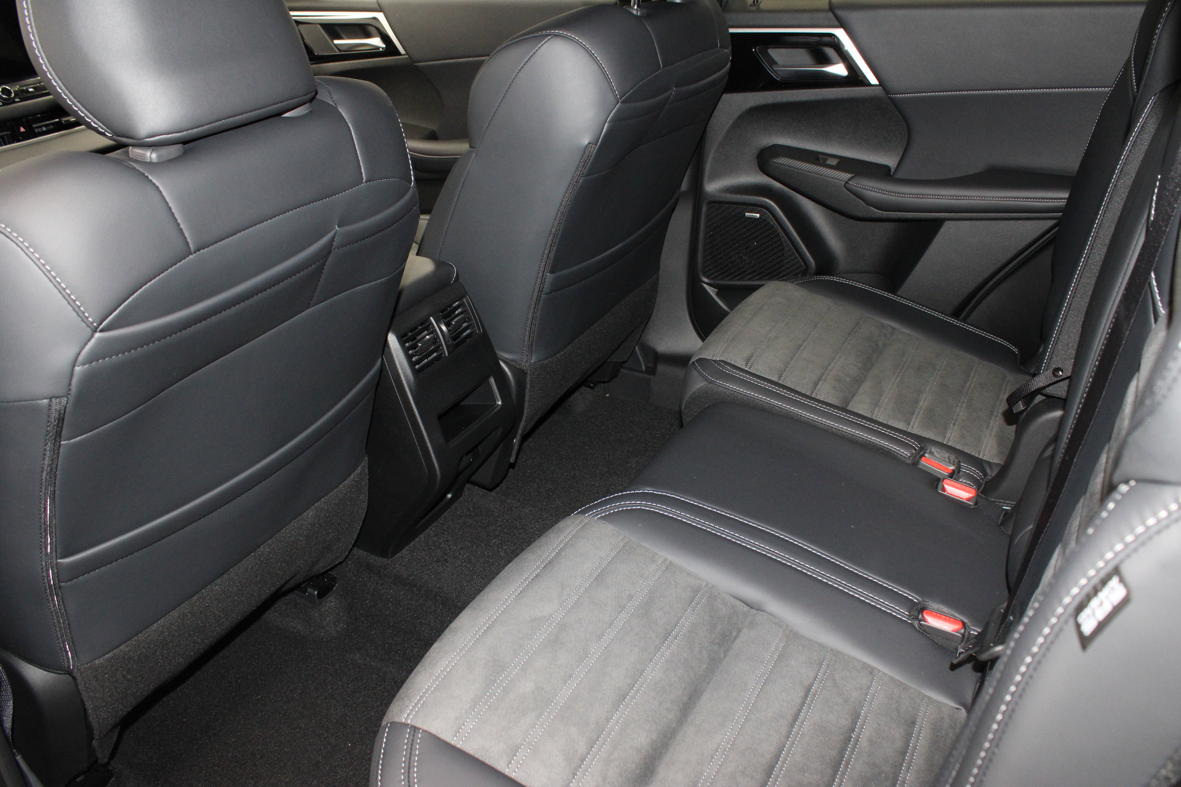 New 2025 Mitsubishi Outlander SE image 13