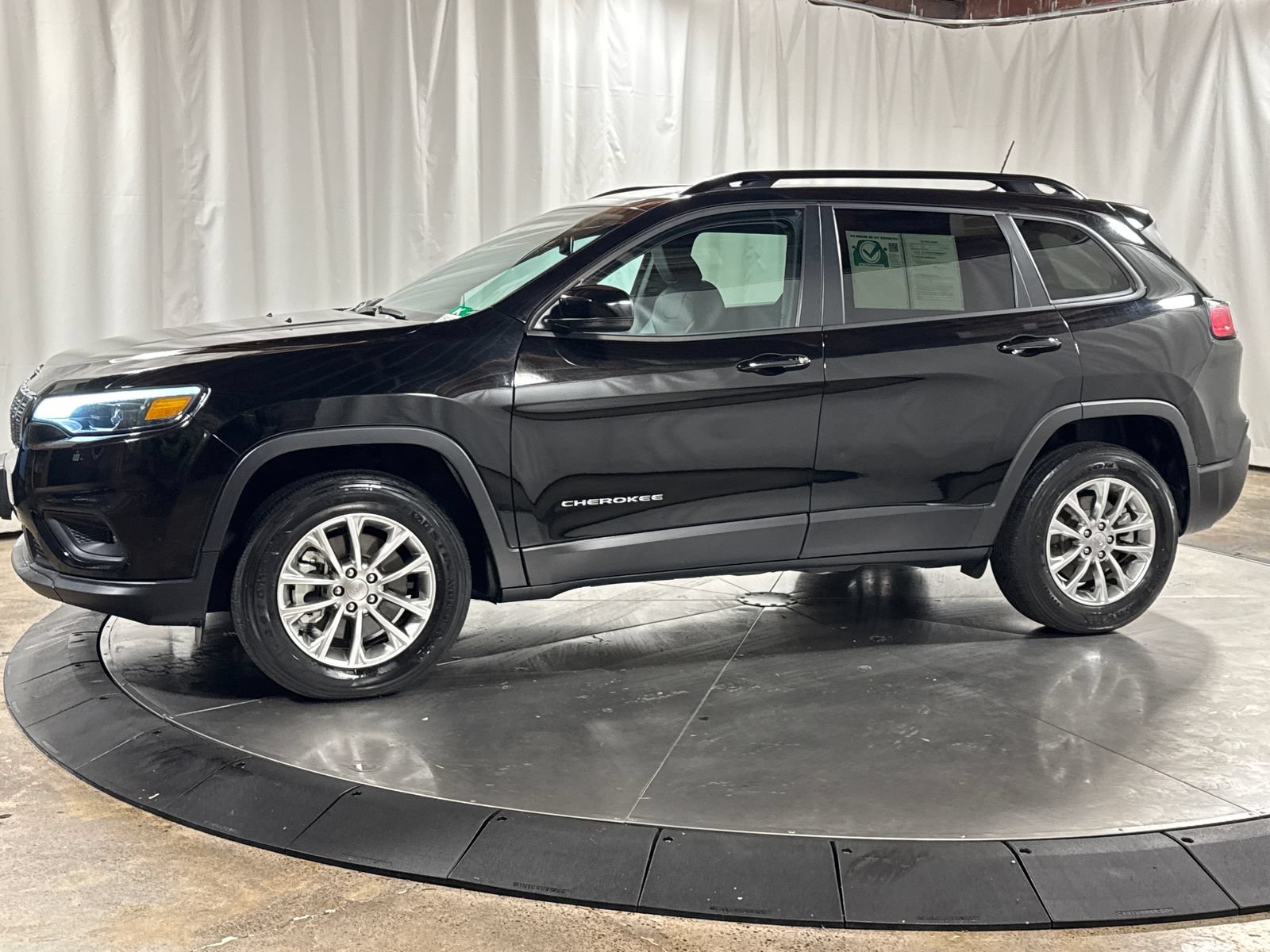 Used 2022 Jeep Cherokee Latitude Lux w/ Mopar Interior Package AWD/4WD image 10