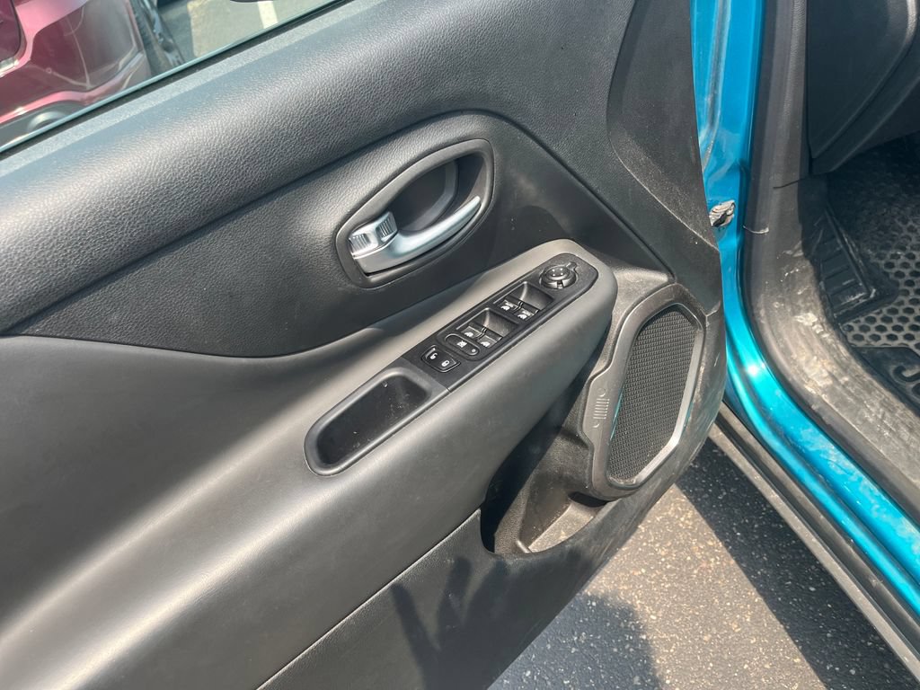 Used 2022 Jeep Renegade Latitude AWD/4WD image 12