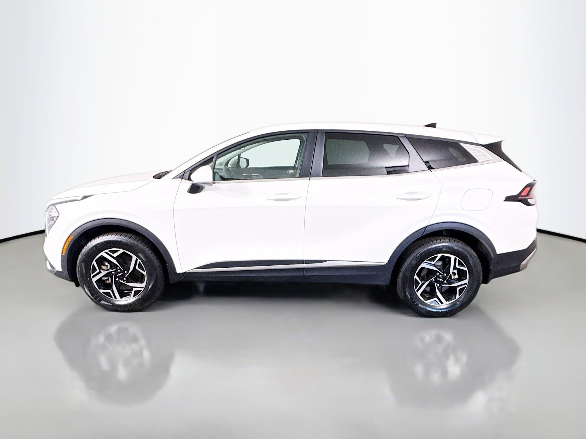 Used 2023 Kia Sportage LX image 6