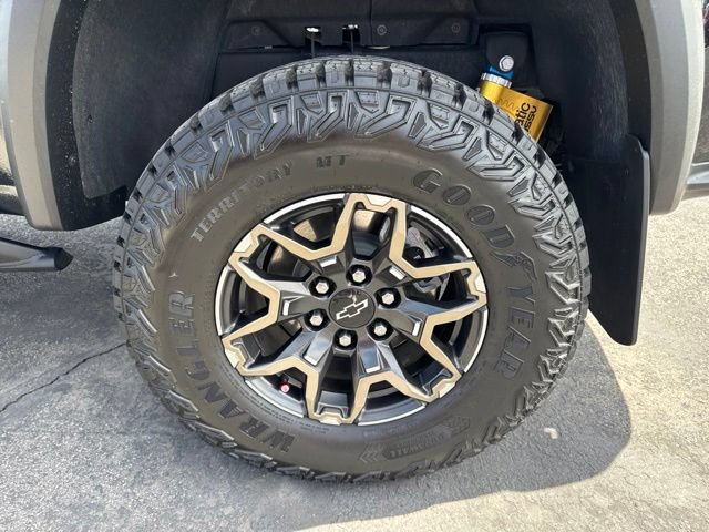 Used 2025 Chevrolet Colorado ZR2 w/ Technology Package AWD/4WD image 9