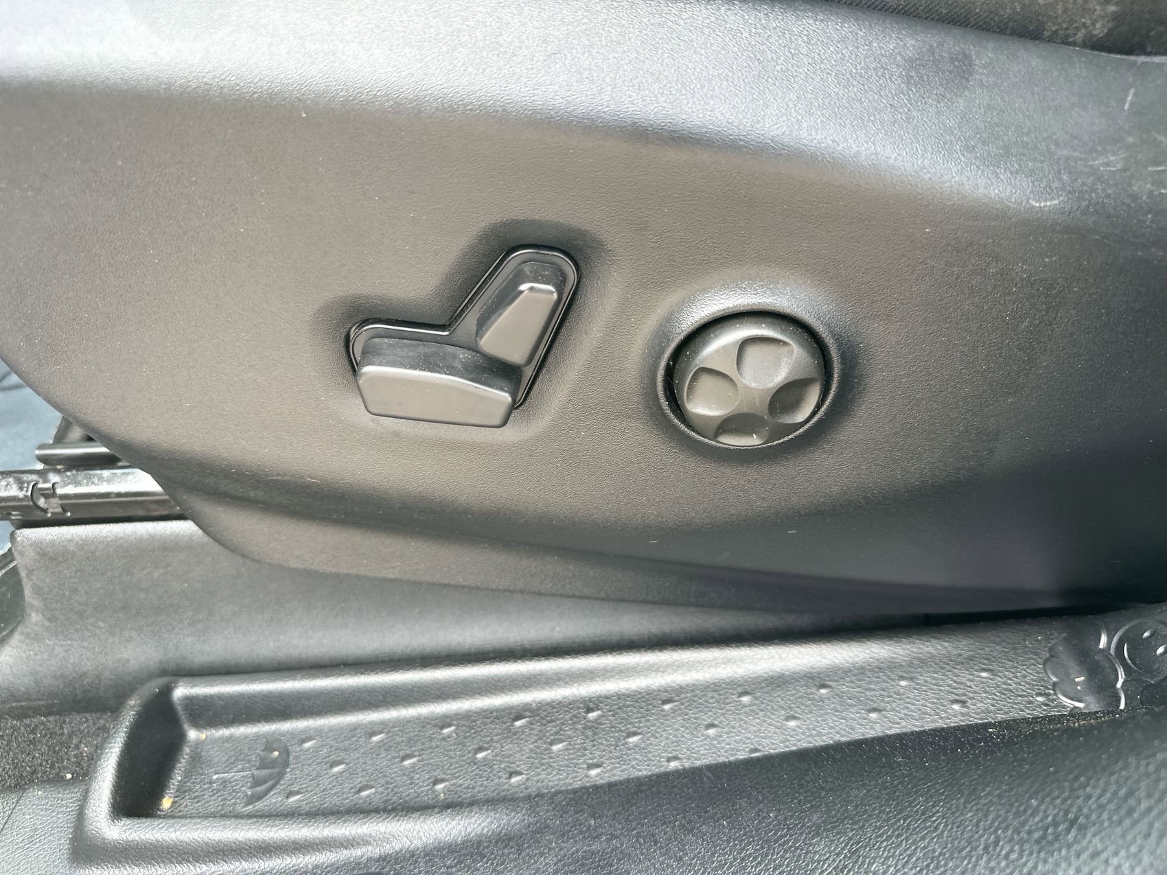 Used 2025 Chrysler Pacifica Limited image 12