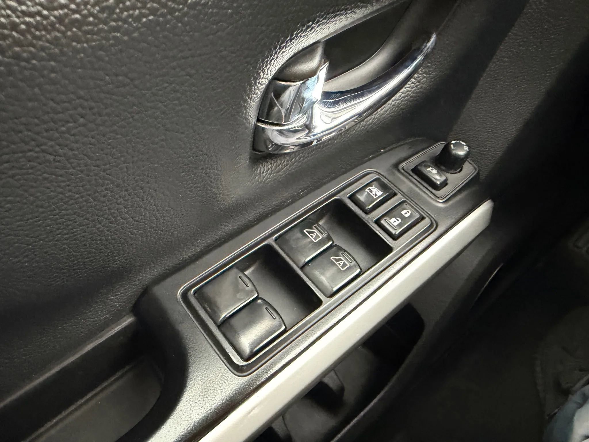 Used 2018 Nissan Titan SL AWD/4WD image 29