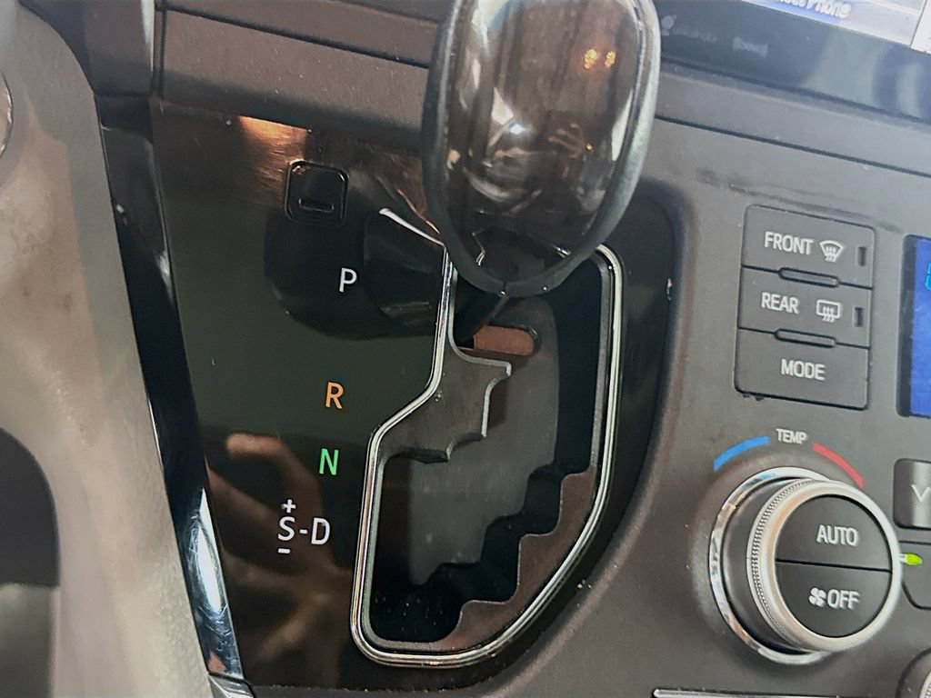 Used 2017 Toyota Sienna XLE w/ XLE Navigation Package FWD image 17