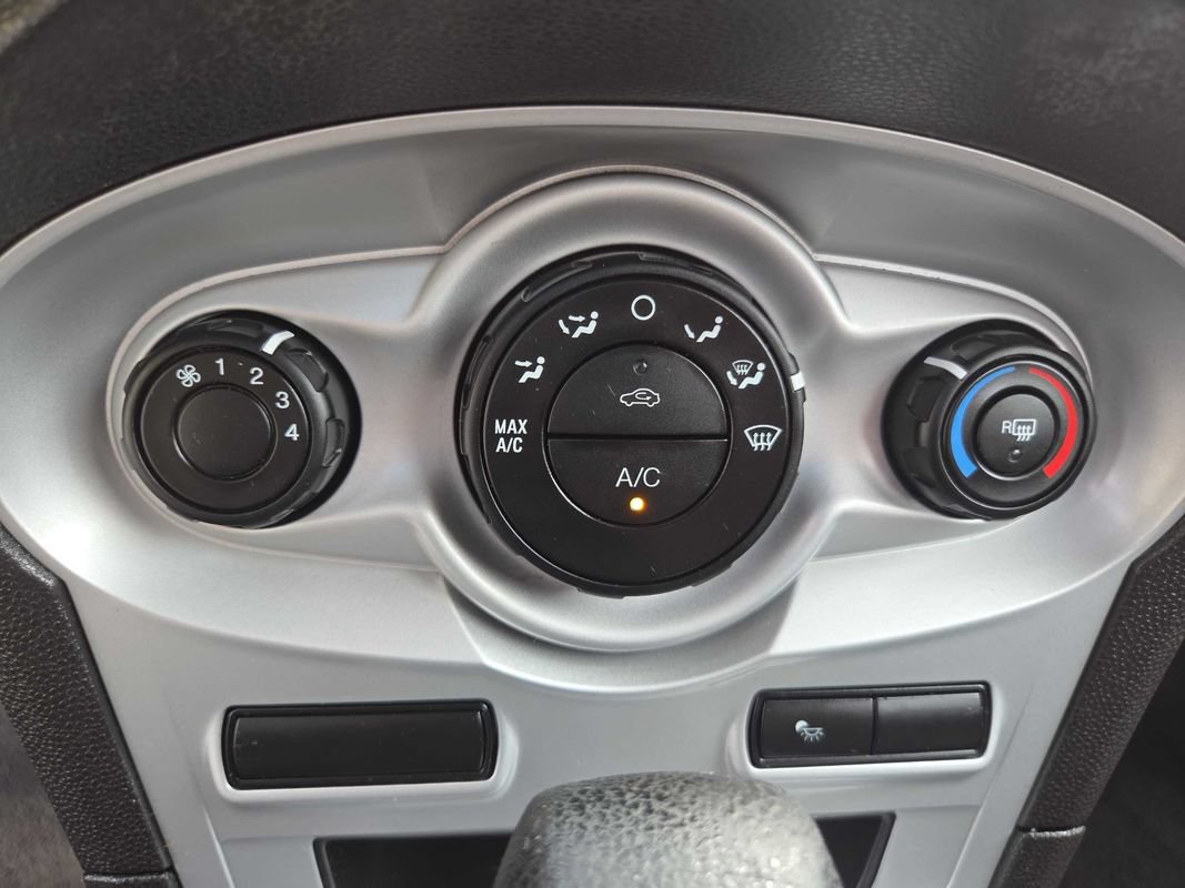 Used 2016 Ford Fiesta SE FWD image 23