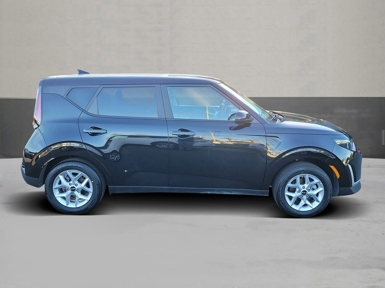 Used 2025 Kia Soul LX image 4