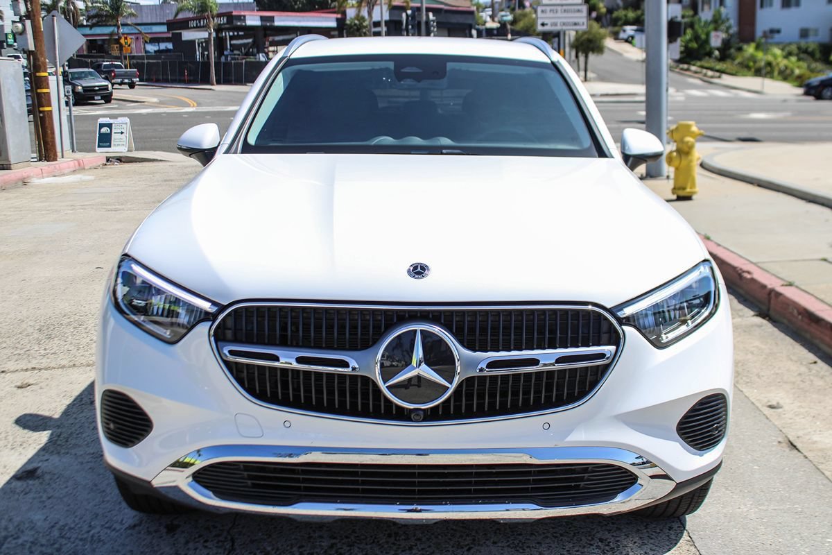 Used 2025 Mercedes-Benz GLC 350e 4MATIC image 9