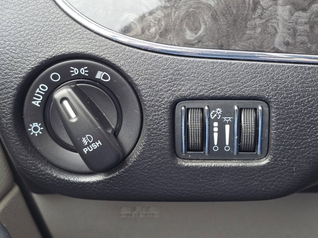 Used 2015 Chrysler Town & Country Touring-L w/ Driver Convenience Group image 28