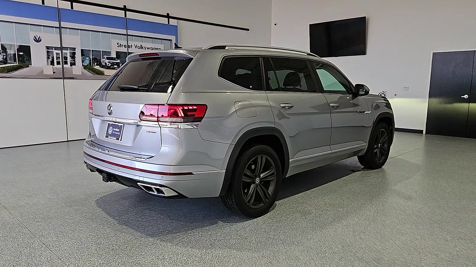 Certified 2022 Volkswagen Atlas SEL R-Line AWD/4WD image 8