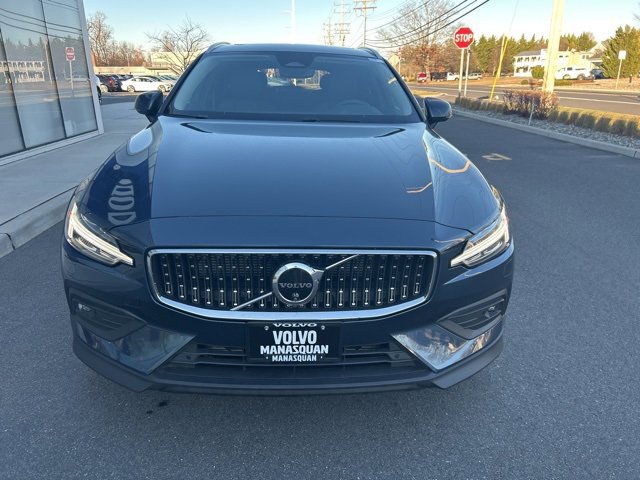 Used 2025 Volvo V60 B5 Cross Country Plus image 7