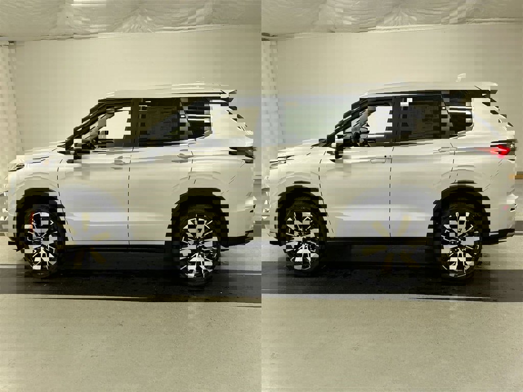 New 2025 Mitsubishi Outlander SE image 5