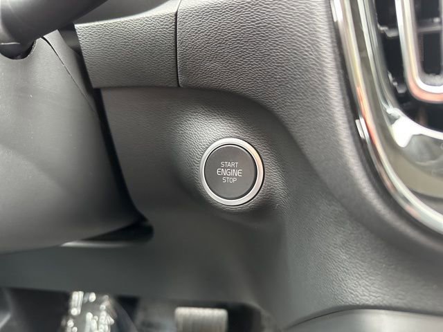 Certified 2025 Volvo XC40 B5 Core image 26