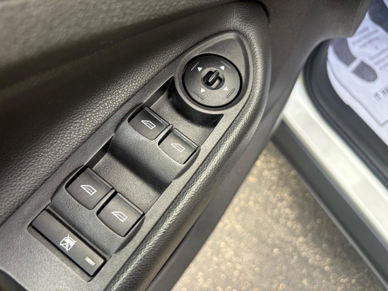 Used 2015 Ford Escape SE image 9