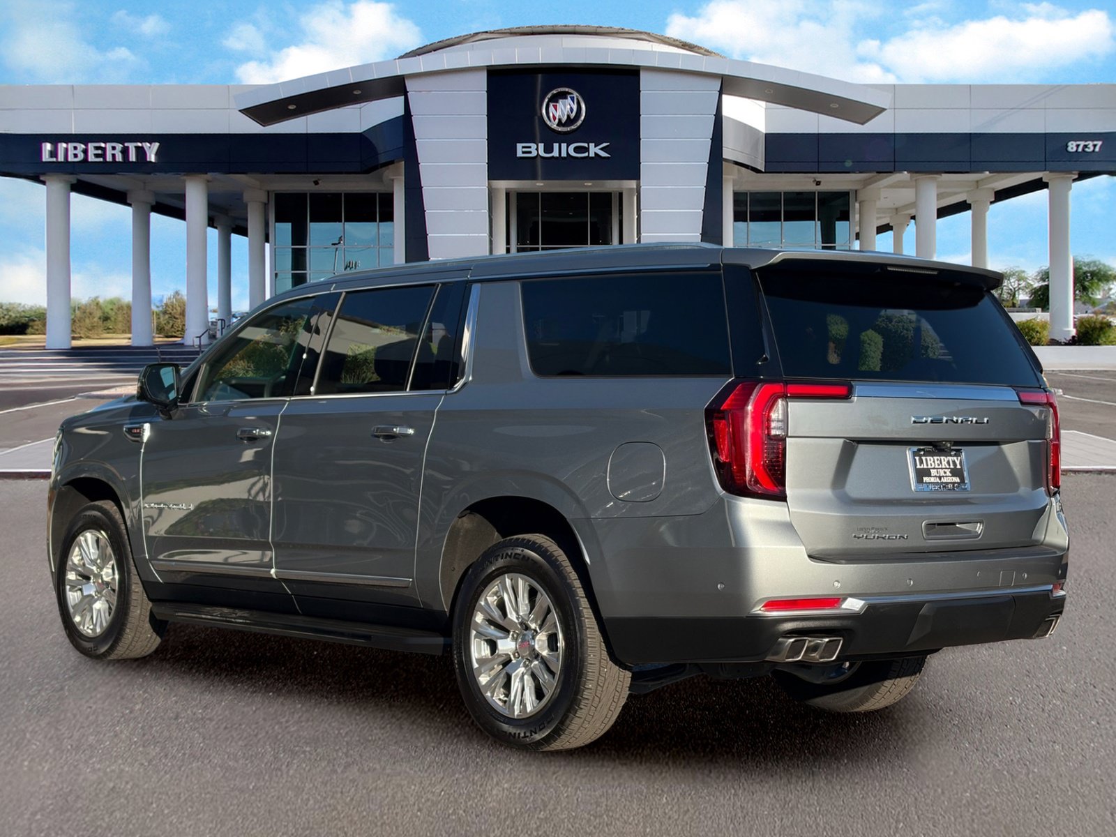Used 2025 GMC Yukon XL Denali AWD/4WD image 7