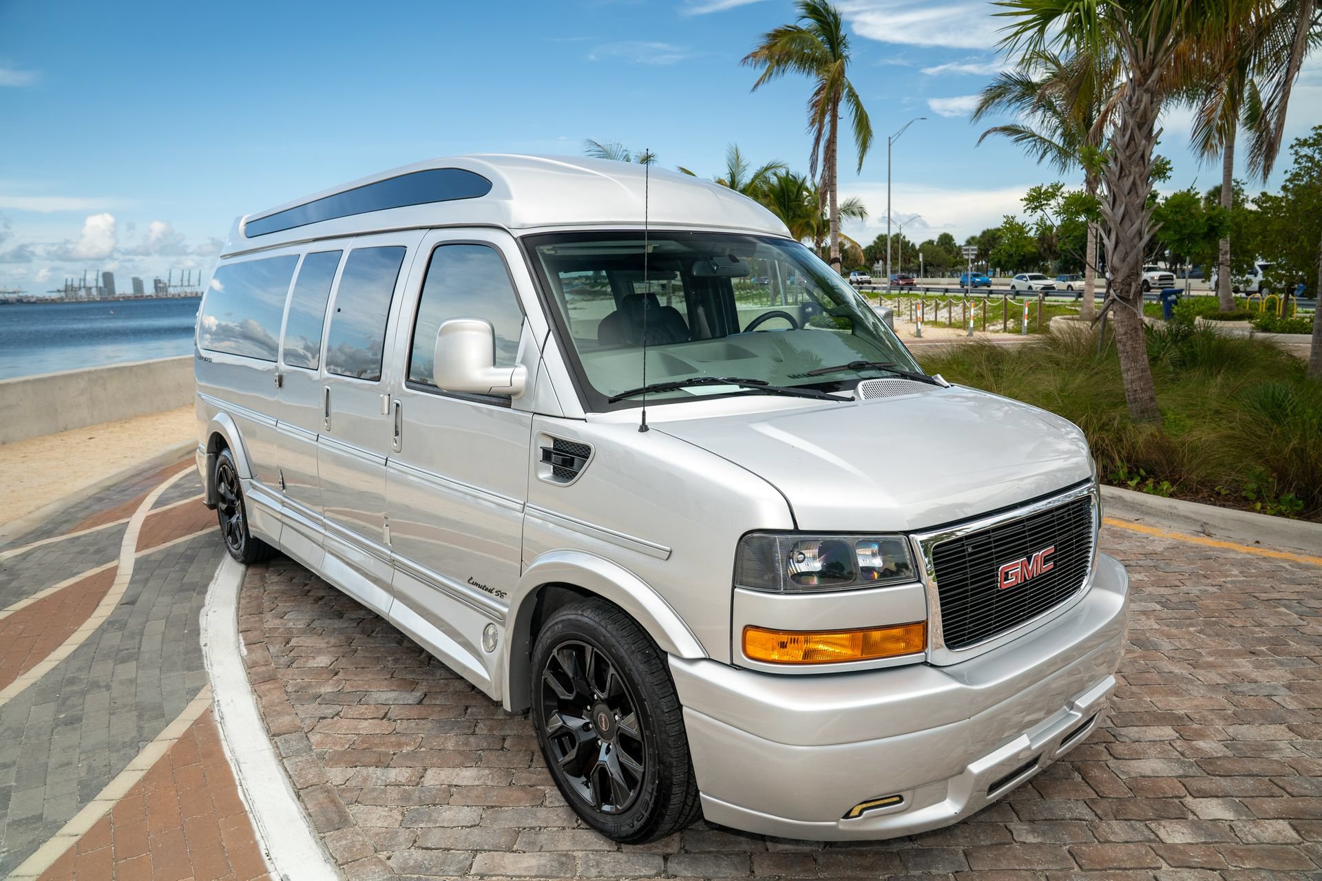 Used 2022 GMC Savana 2500 Extended RWD image 11