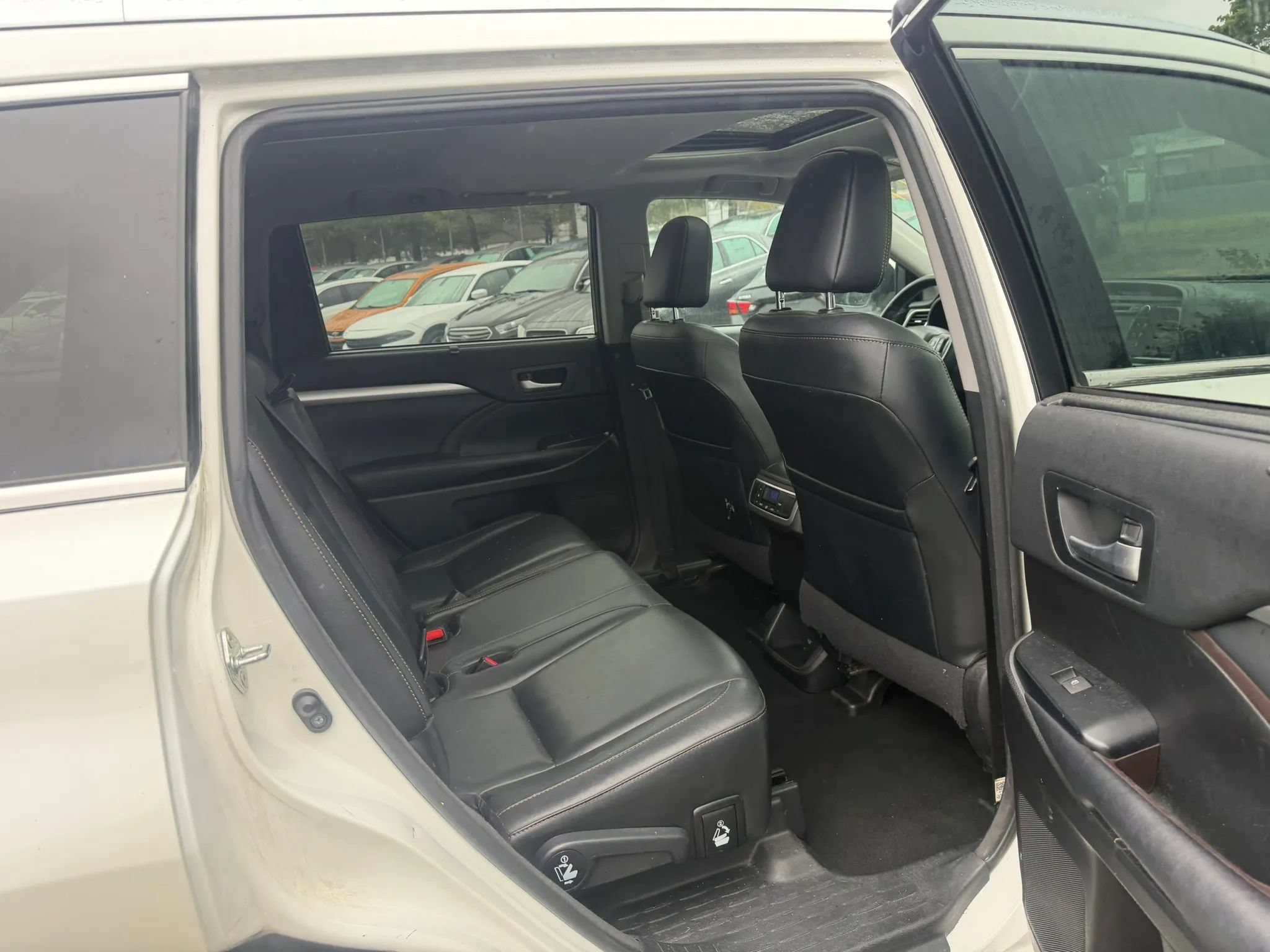 Used 2017 Toyota Highlander XLE w/ Carpet Mat Package AWD/4WD image 28