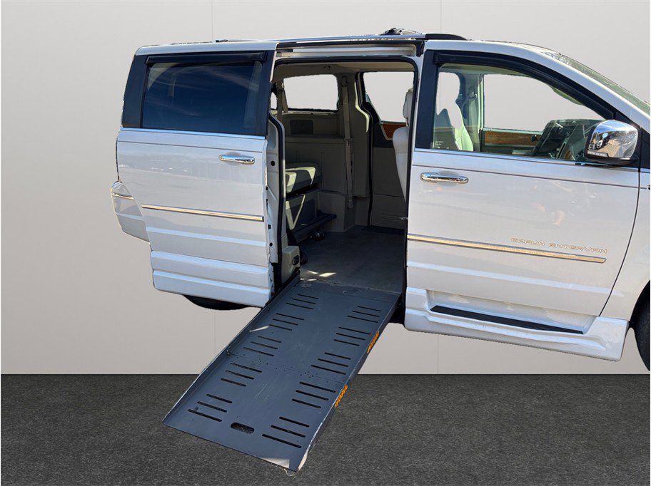 Used 2010 Chrysler Town & Country Limited image 38