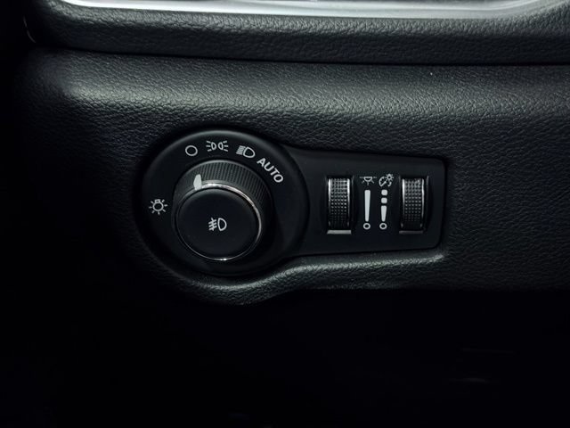 Used 2025 Chrysler Pacifica Limited FWD image 39