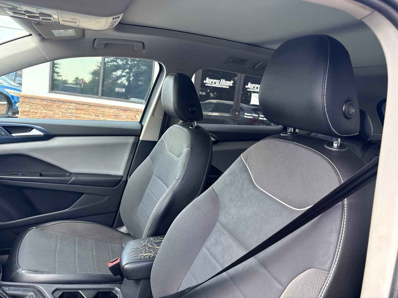 Used 2023 Volkswagen Taos SE w/ Panoramic Sunroof Package FWD image 3