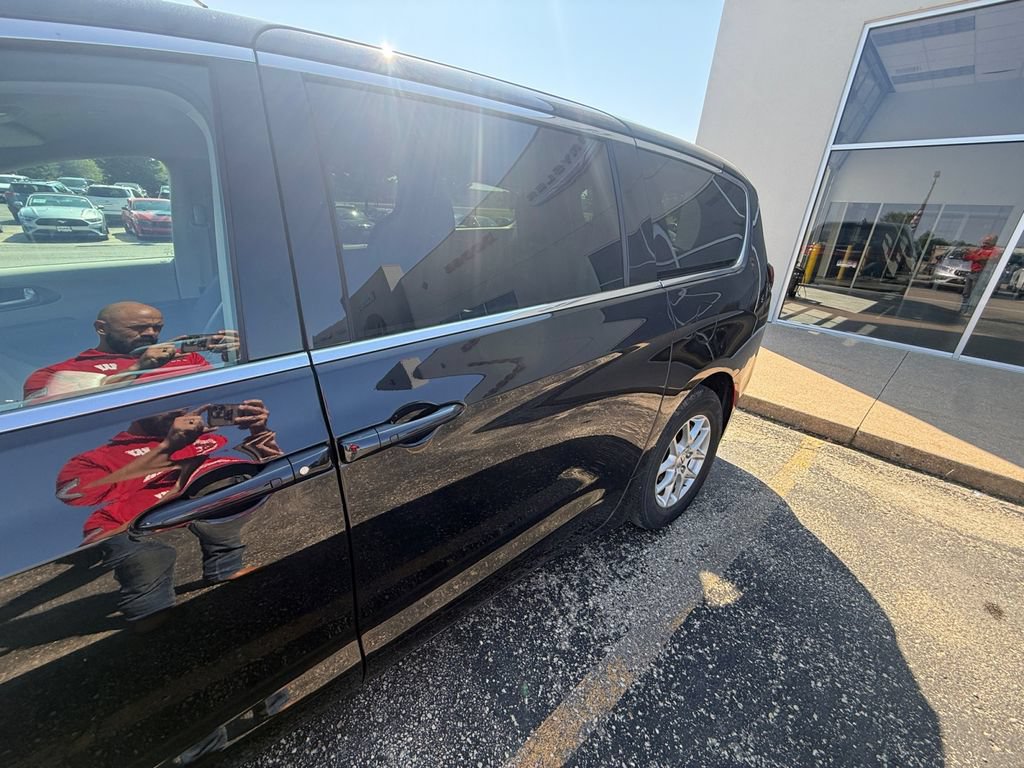 Used 2024 Chrysler Pacifica Touring-L FWD image 36