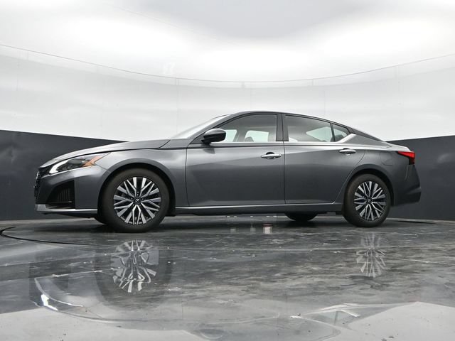 Used 2025 Nissan Altima 2.5 SV FWD image 41