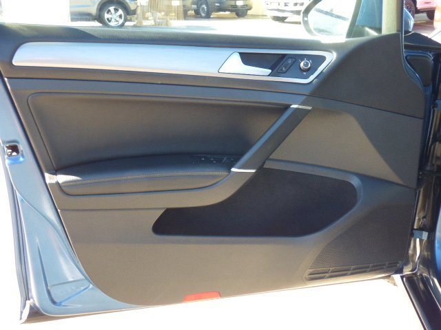 Used 2017 Volkswagen Golf SE image 25