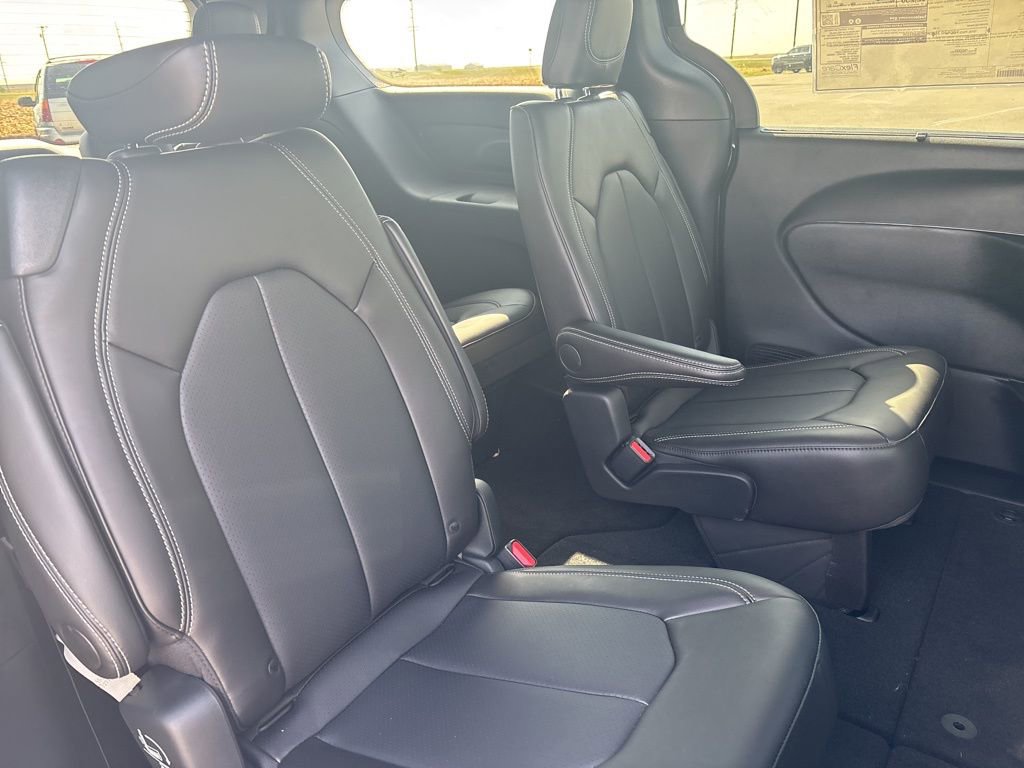 New 2026 Chrysler Pacifica Select image 17