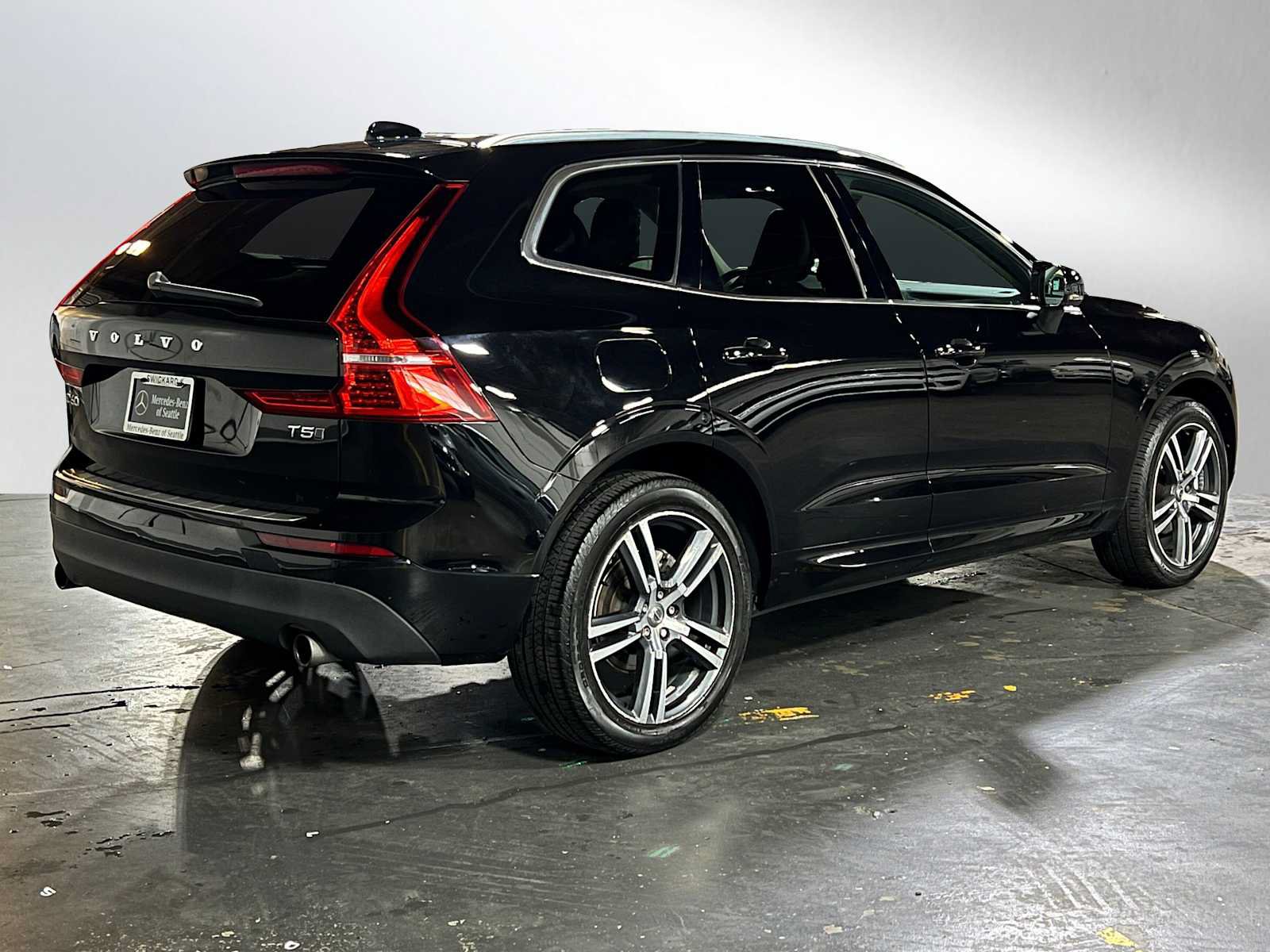 Used 2019 Volvo XC60 T5 Momentum w/ Protection Package Premier AWD/4WD image 3