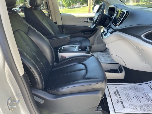 Used 2024 Chrysler Pacifica Select image 33