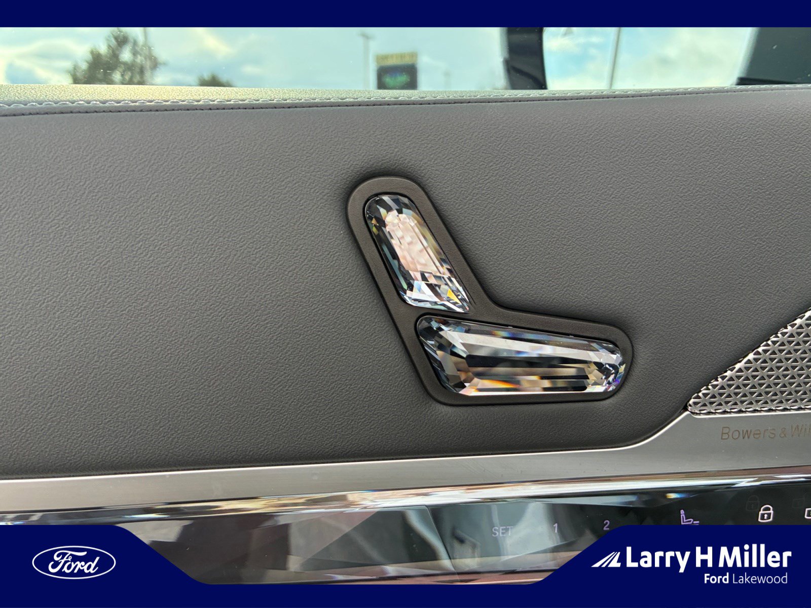 Used 2025 BMW 760i xDrive w/ Premium Package image 14