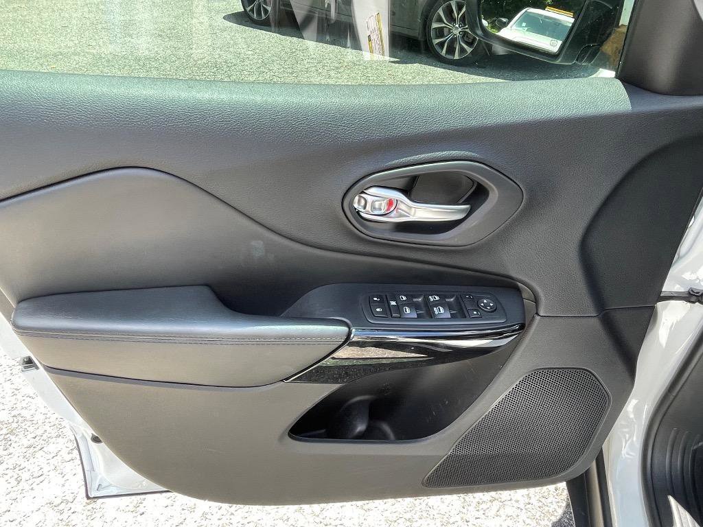 Used 2020 Jeep Cherokee Latitude Plus image 17