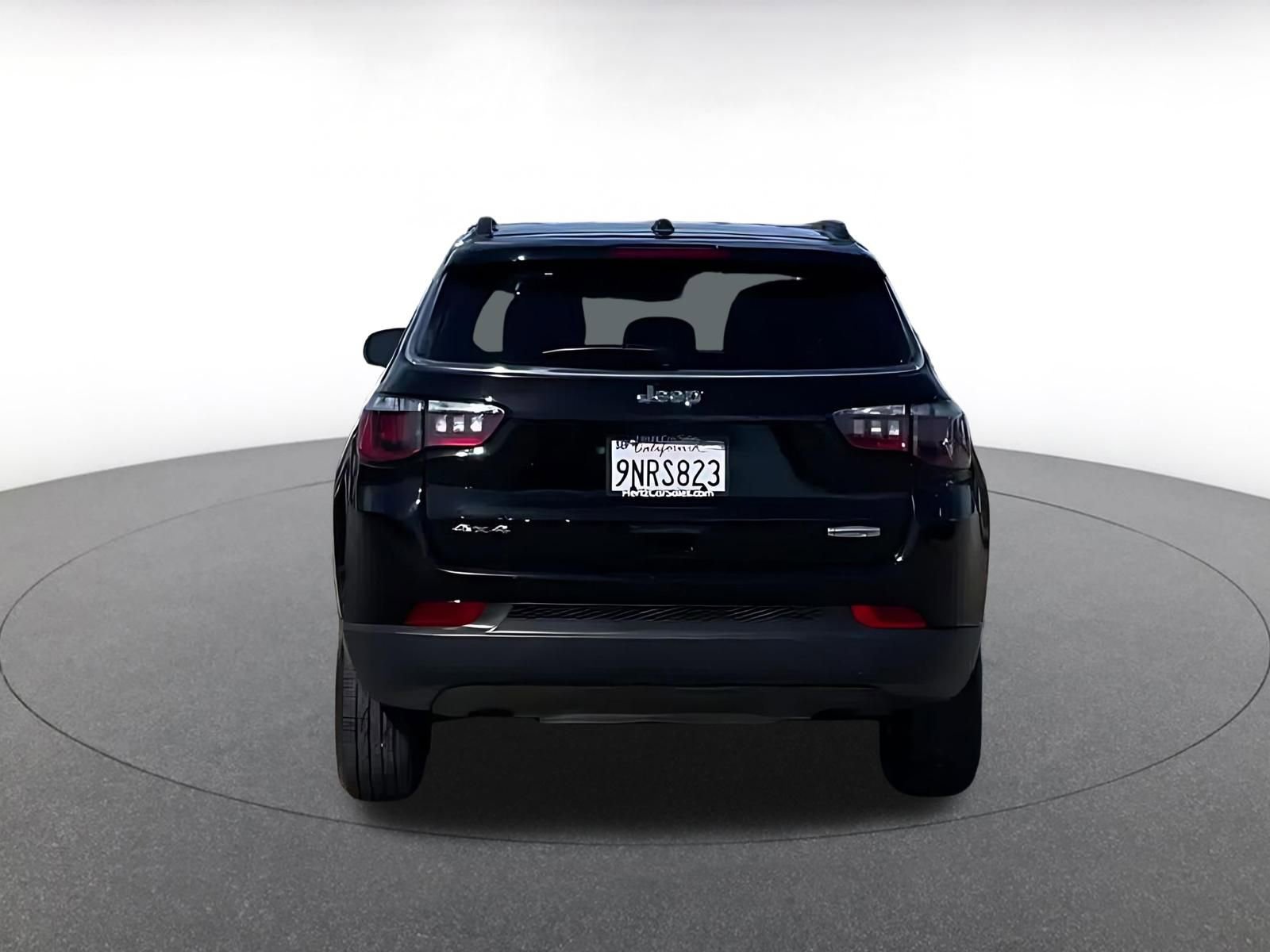 Used 2025 Jeep Compass Latitude image 4