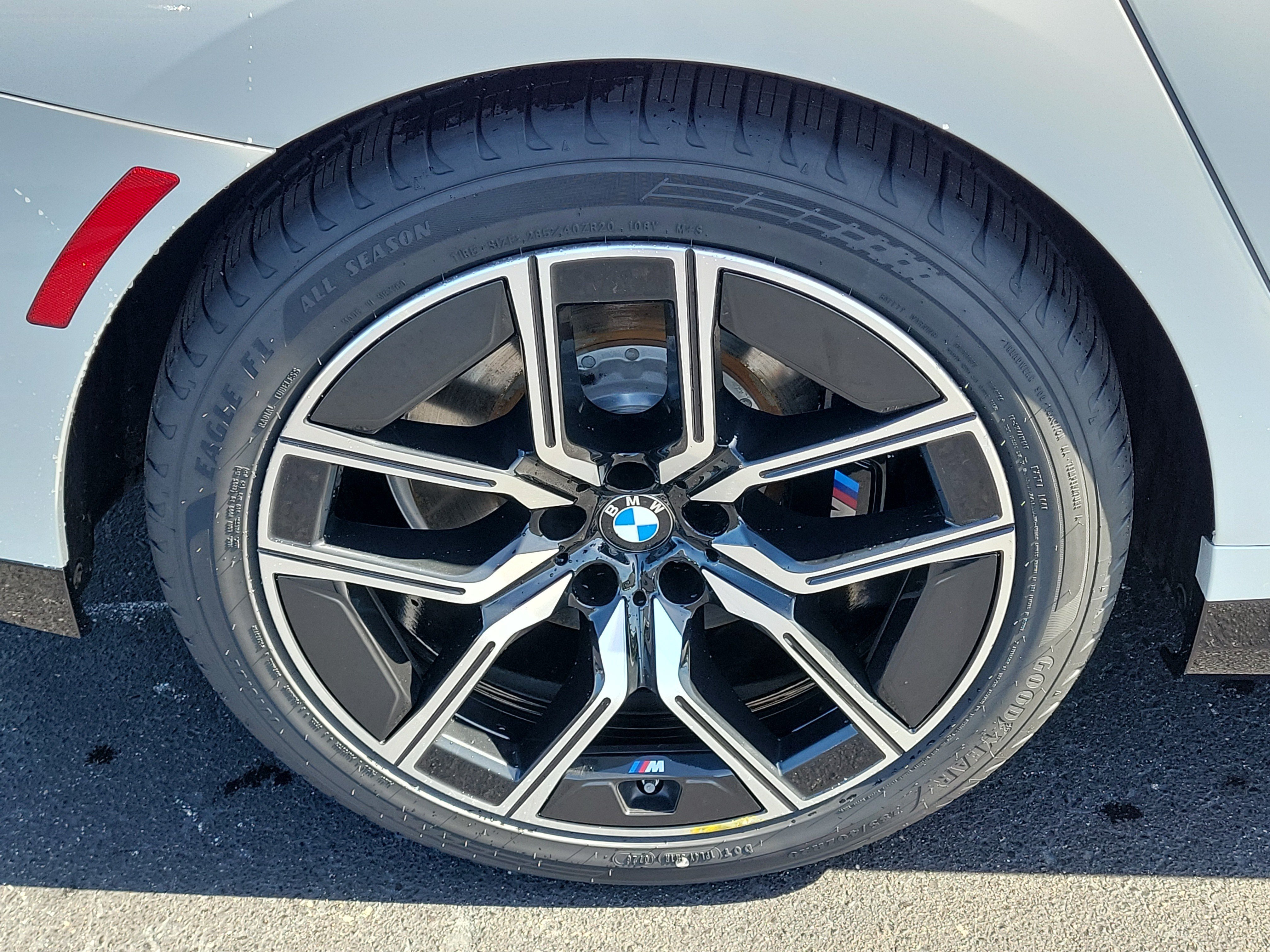 Used 2023 BMW 740i w/ Parking Assistance Package RWD image 6