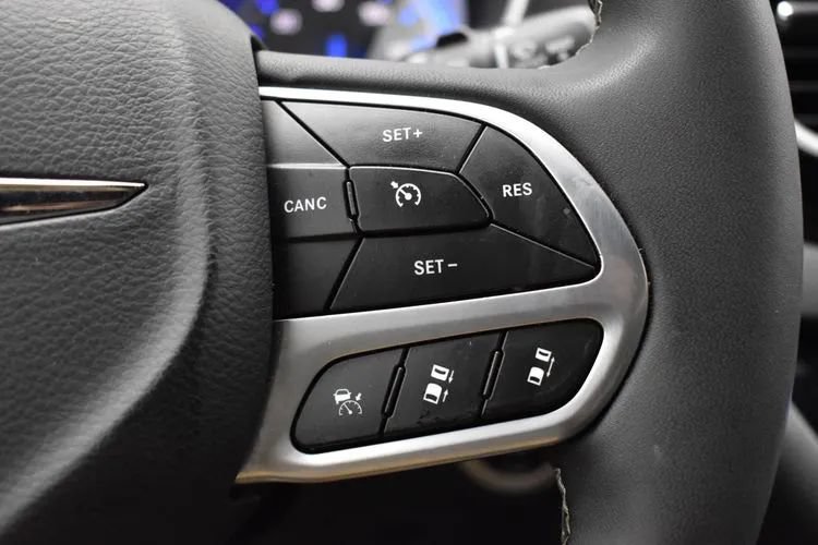 Used 2025 Chrysler Pacifica Select FWD image 23