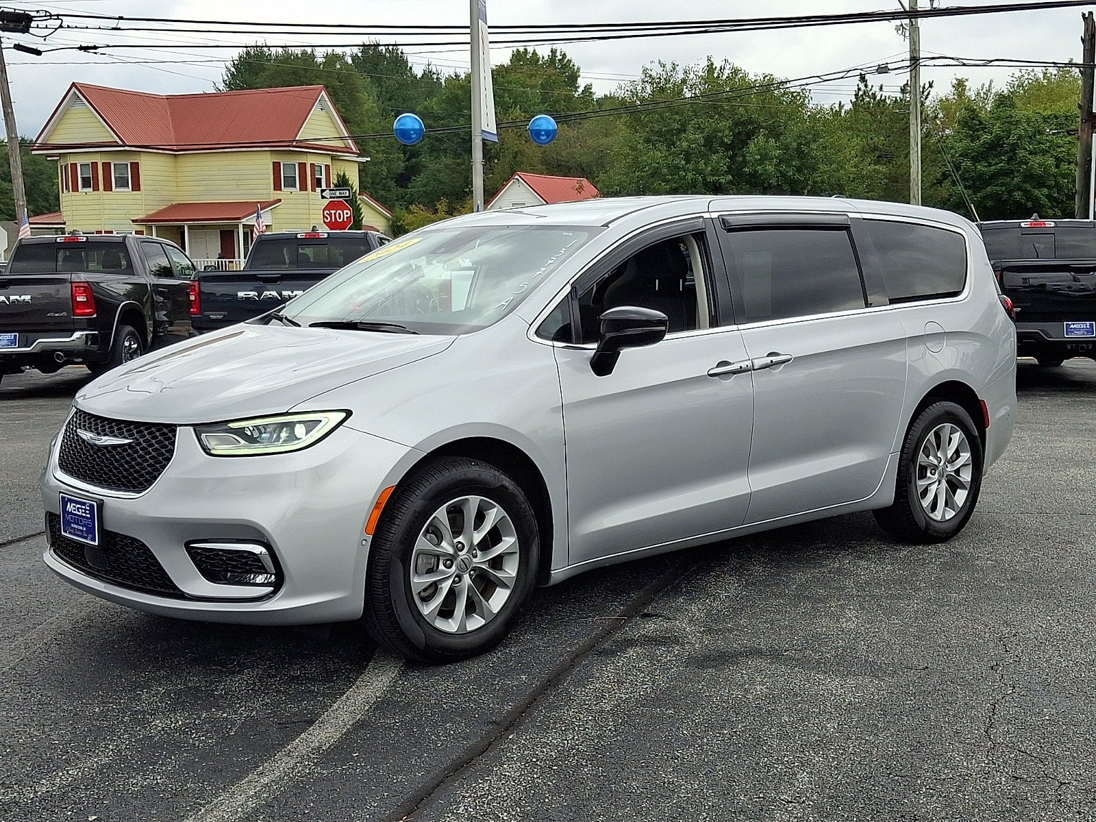 Certified 2024 Chrysler Pacifica Touring-L AWD/4WD image 3