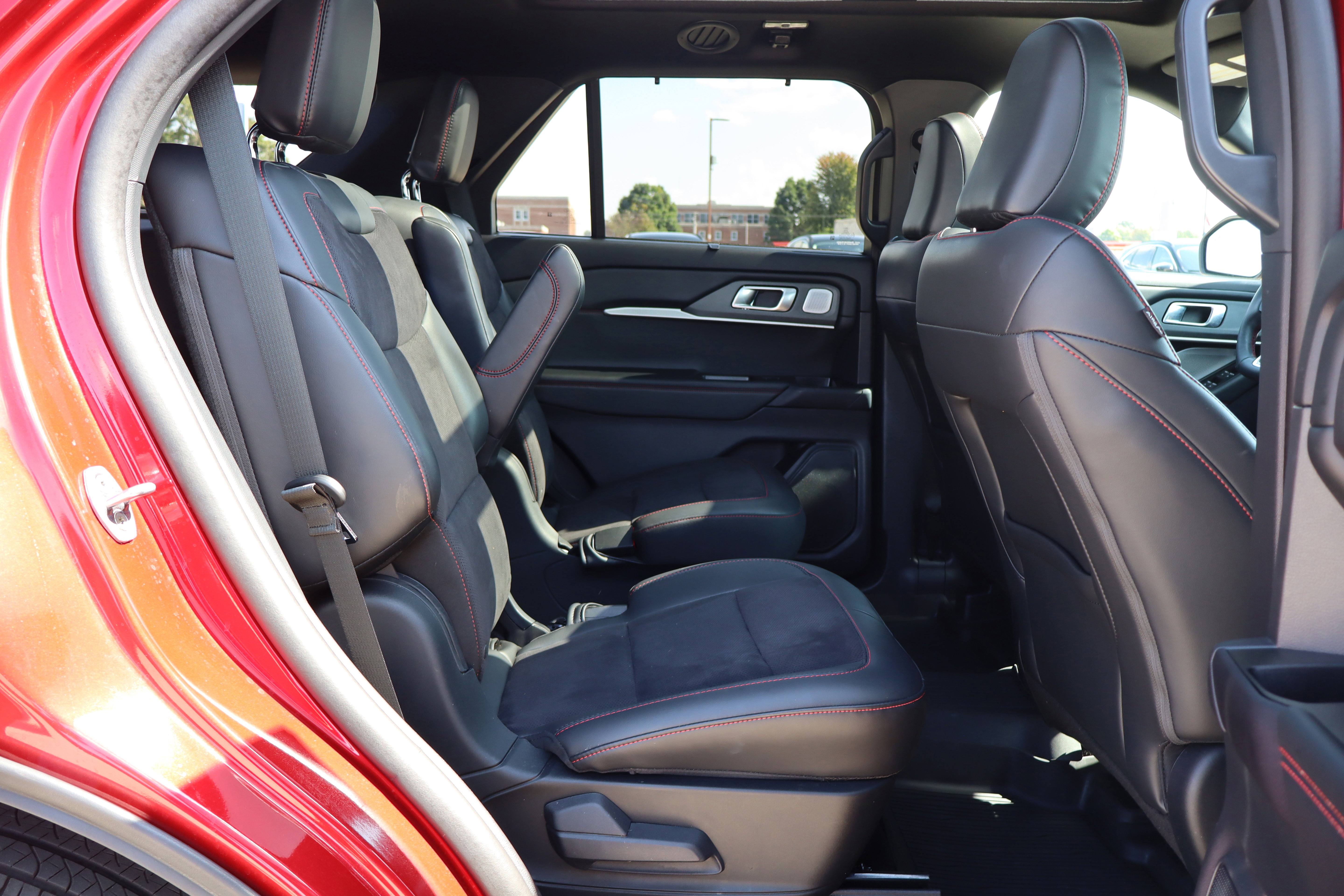 Used 2025 Ford Explorer ST image 14