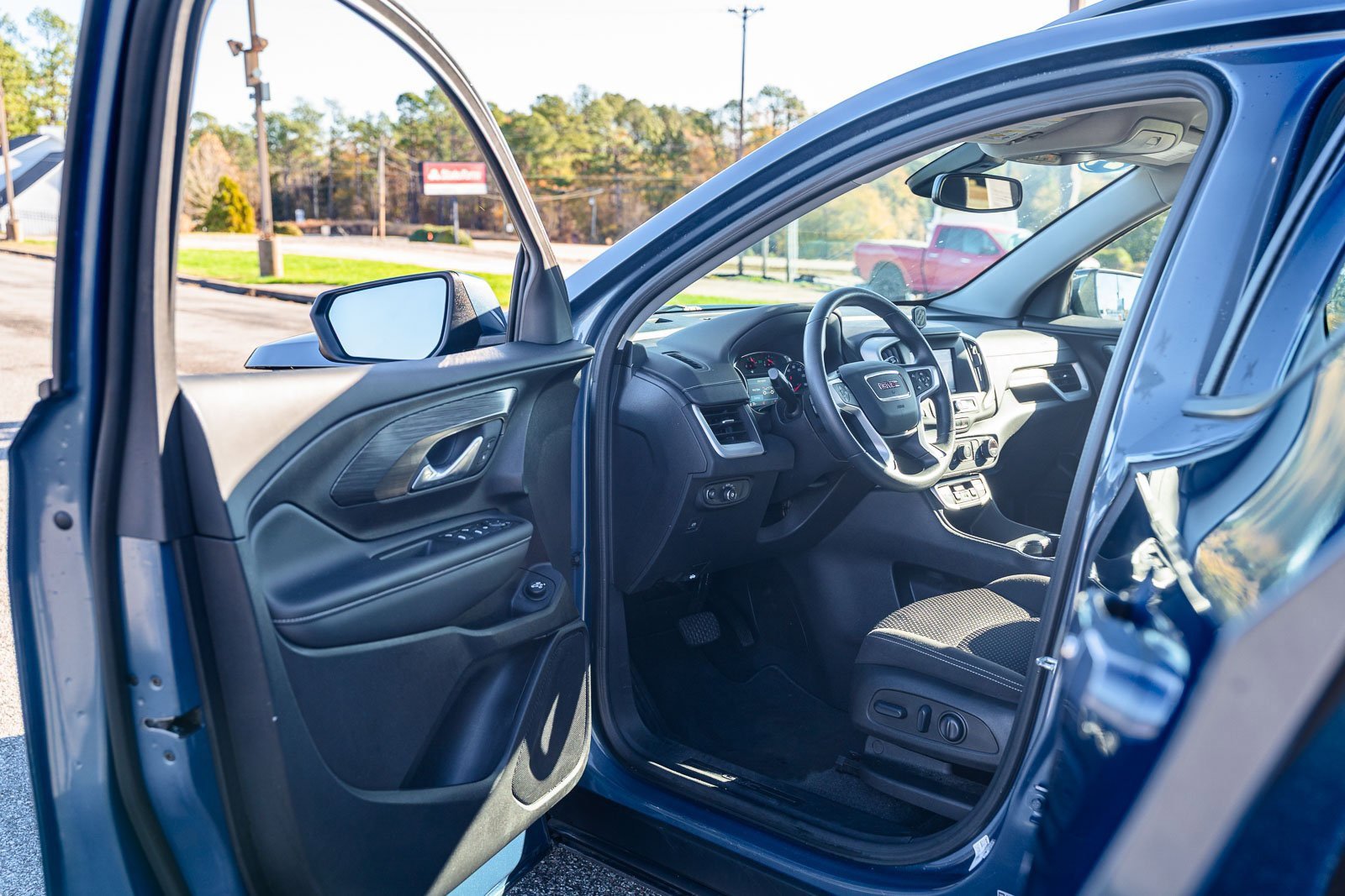 Used 2024 GMC Terrain SLE w/ Driver Convenience Package image 18