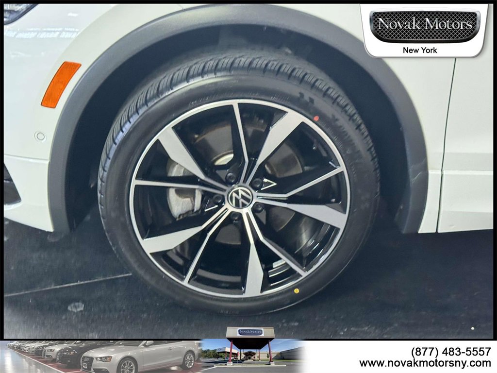 Used 2022 Volkswagen Tiguan SEL R-Line image 11