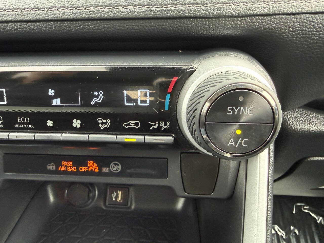 Used 2025 Toyota RAV4 LE AWD/4WD image 42