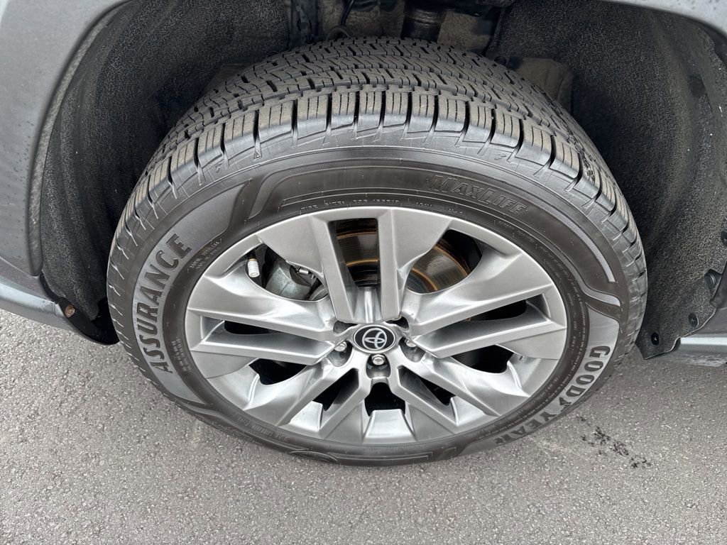 Used 2022 Toyota RAV4 XLE Premium image 10