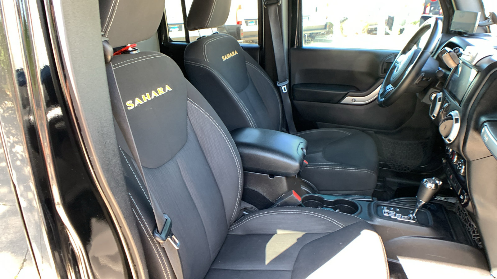 Used 2015 Jeep Wrangler Unlimited Sahara w/ Connectivity Group AWD/4WD image 24