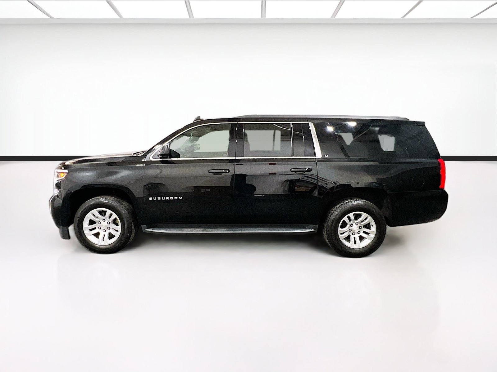 Used 2018 Chevrolet Suburban LT w/ Luxury Package RWD image 24